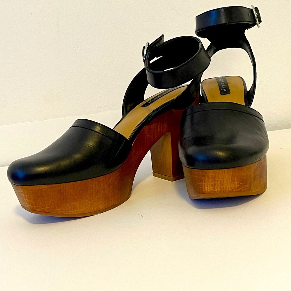 Copper Key New black leather clogs